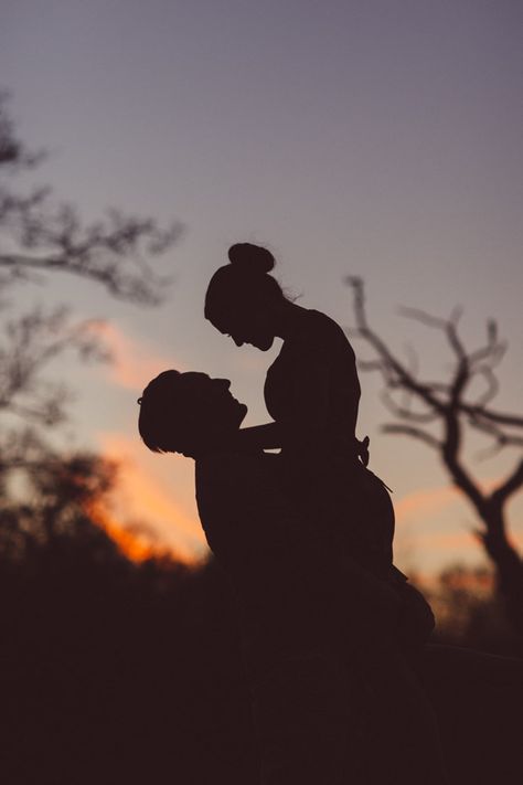 Sunset Couple Photography, Transférer Des Photos, Wattpad Background, Pre Wedding Photoshoot Outdoor, Love Wallpapers Romantic, Couple Silhouette, Silhouette Photography, Romantic Couples Photography, Love Wallpaper Backgrounds