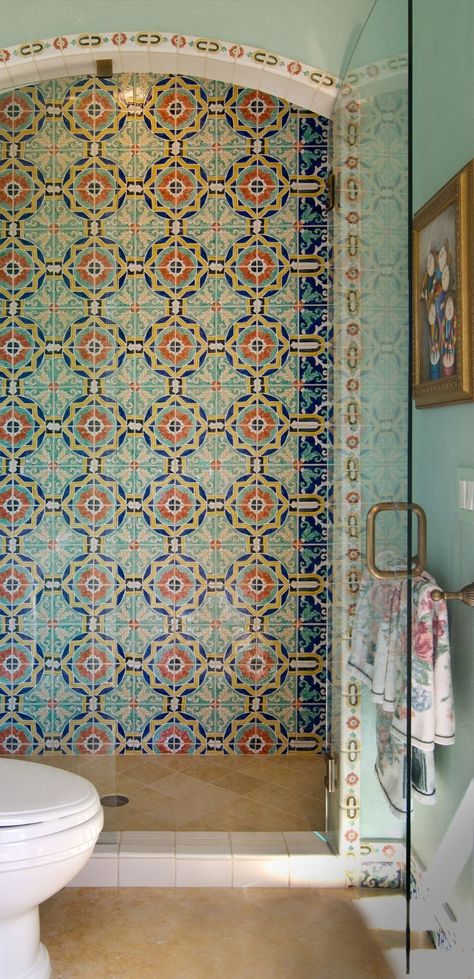 Spanish Style Bathrooms, Spanish Bathroom, Mediterranean Bathroom, Moroccan Bathroom, Appartement Design, Shower Tile Designs, Tile Designs, Bathroom Redo, Bathroom Tiles