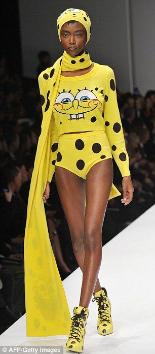 Jeremy Scott's Mischino debut featured SpongeBob SquarePants apparel on the runway! Spongebob Fashion, Jeremy Scott Moschino, Moschino Runway, Kitsch Fashion, Couture Details, Jeremy Scott, Rita Ora, Mellow Yellow, Spongebob Squarepants