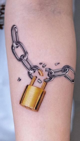 Chrome Chain Tattoo, Breaking Chains Tattoo, Cadenas Tattoo, Gold Tattoo Design, Chain Tattoo Design, Tattoo Chain, Gold Tattoo Ink, New School Tattoos, Bracelet Tattoo For Man