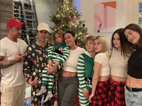 justin bieber with family Peaches Singer, Jaxon Bieber, Baldwin Family, Justin Bieber Family, Pattie Mallette, All About Justin Bieber, Justin Hailey, Justin Beiber, First Daughter