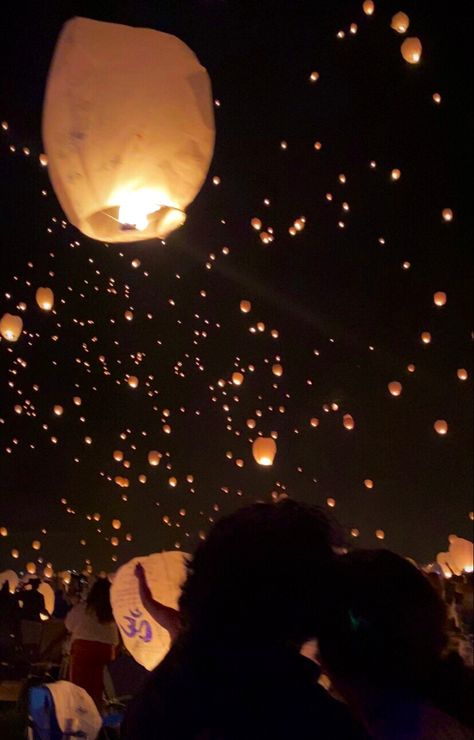 Love, cute, relationship Under The Stars Aesthetic, Happy Relationships Aesthetic, Lantern Festival Aesthetic, Anniversary Aesthetic, Aesthetic Relationship, Romantic Camping, Festival Aesthetic, Floating Lanterns, Sky Lanterns