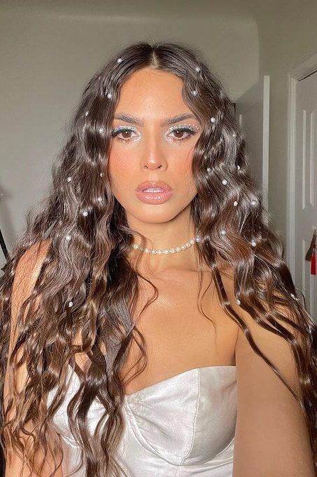 golden brown hair, honey brown hair, 2023 hair trends for women, light caramel hair Maquillage Yeux Cut Crease, Fest Outfits, Fairy Hair, Festival Hair, Penteado Cabelo Curto, Glitter Hair, Long Wavy Hair, Mermaid Hair, Party Hairstyles