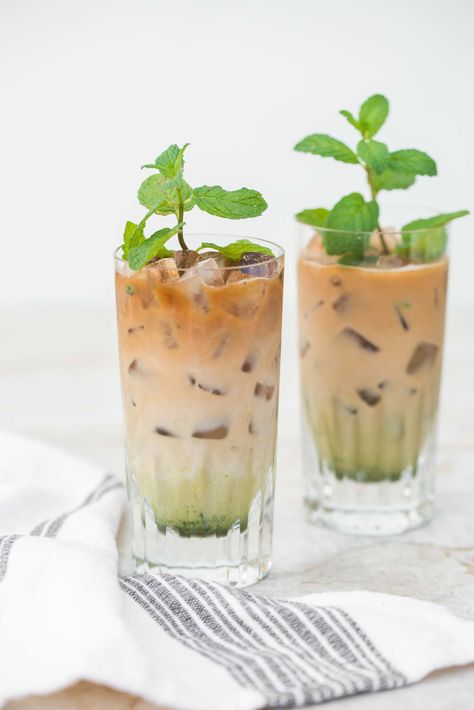 Mint Coffee, Mint Drink, Spring Coffee, Mint Recipes, Milk Shakes, Chocolate Caliente, Coffee Drink Recipes, Latte Recipe, Pretty Drinks