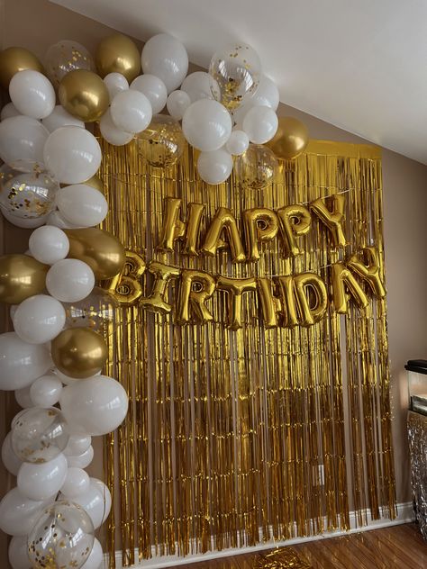 18th Birthday Gold Theme, Birthday Party Ideas 18th Decorations, Gold And Glitter Party, Birthday Decoration Ideas Black And Gold, Gold Bday Decorations, Golden 17th Birthday Ideas, Birthday Gold Decorations, White And Gold Bday Decor, 25th Golden Birthday Ideas