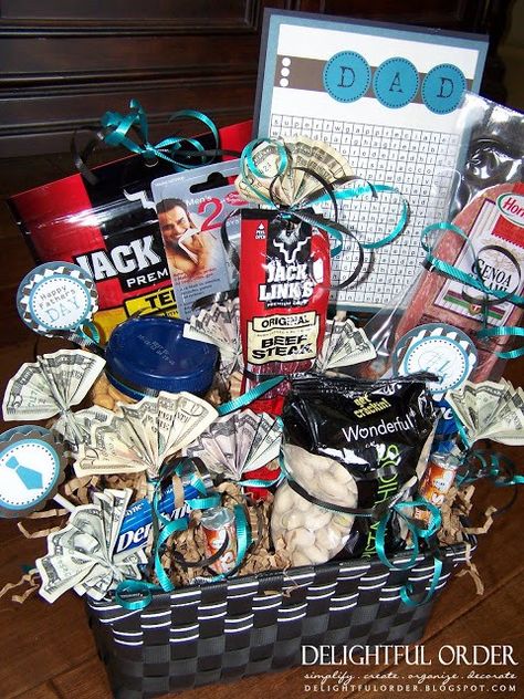 Boyfriend Easter Basket, Bingo Prizes, Bro Birthday, Homemade Gifts For Dad, Creative Homemade Gifts, Party Nibbles, Family Gift Baskets, Fathers Day Gift Basket, Gift Baskets For Him