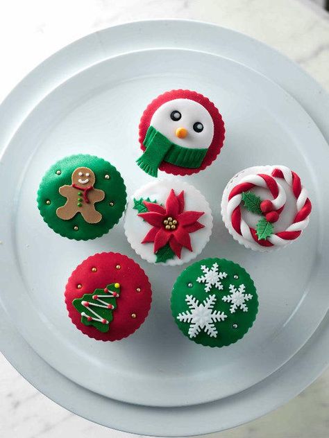 Christmas Cupcakes 2010 by Sliceofcake on DeviantArt Christmas Cupcakes Recipes, Christmas Cupcakes Decoration, Christmas Themed Cake, Christmas Cupcake Toppers, Christmas Food Treats, Christmas Cake Designs, Christmas Cupcake, Holiday Cupcakes, Cupcakes Decorados