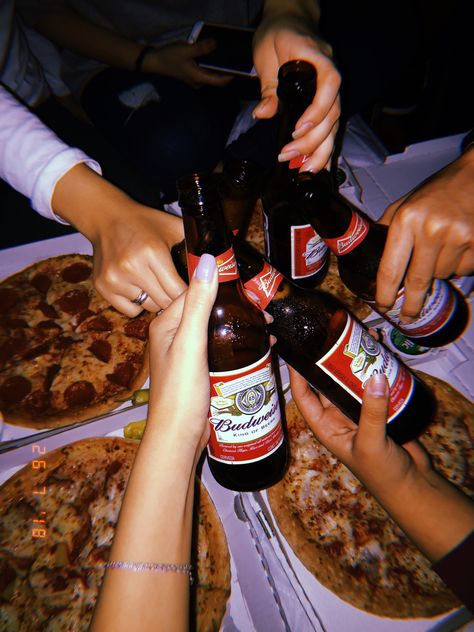 Friends Pizza Aesthetic, Pizza And Drinks Aesthetic, Friends Eating Pizza Aesthetic, Pizza Night With Friends, Pizza Party Photoshoot, Pizza And Cocktails, Pizza And Beer Aesthetic, Pizza With Friends Aesthetic, Pizza And Beer Party