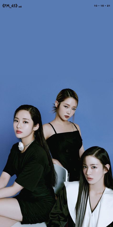 Triad Photoshoot, Trio Studio Photoshoot, Trio Photoshoot, Yearbook Aesthetic, Chaeyoung Wallpaper, Fromis 9 Jiwon, Group Pose, Group Picture Poses, Dead Boy