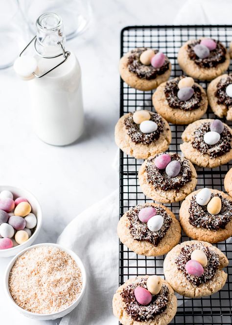 Soft Coconut Chocolate Easter Nest Cookies Chocolate Nests, Cookie Dough To Eat, Cookies With Chocolate, Easter Nests, Easter Cookie, Coconut Chocolate, Chewy Sugar Cookies, Treats Recipes, Berry Cake