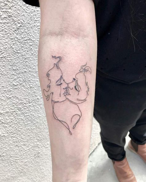 Woman Kissing Tattoo, Kissing Tattoo, Wörter Tattoos, Kiss Tattoos, Single Line Tattoo, Inspiration Tattoos, Line Tattoo, Line Art Tattoos, 1 Tattoo