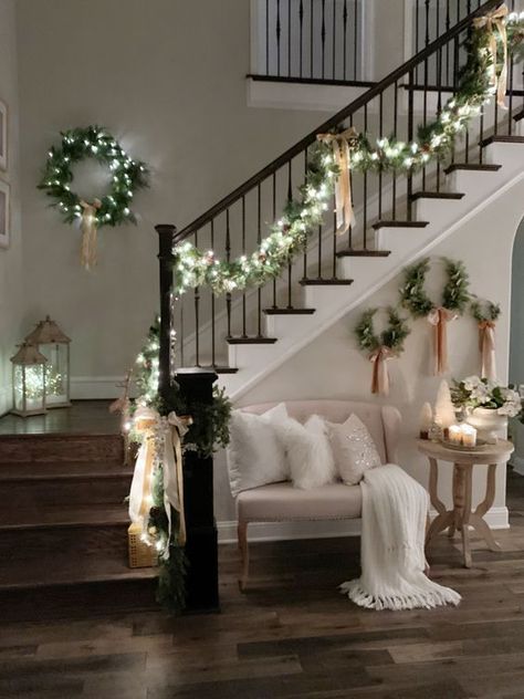 Modern Farmhouse Glam, Staircase Decor Ideas, تحت الدرج, Christmas Staircase Decor, Christmas Stairs, Christmas Staircase, Farmhouse Glam, Staircase Decor, Winter Home Decor