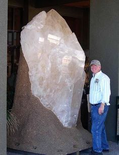 This giant crystal of quartz was displayed at the 2008 Tucson, Arizona, Rock and Mineral Show Giant Crystal, Matka Natura, Pretty Rocks, Cool Rocks, Beautiful Rocks, Rock Collection, Mineral Stone, Minerals And Gemstones, Rocks And Gems