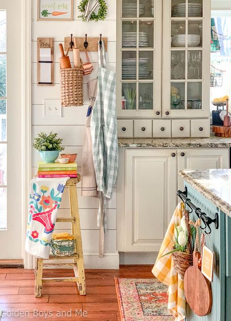 Farmhouse style kitchen with spring decor - www.goldenboysandme.com Cottage Style Kitchen, Cottage Kitchens, Farmhouse Sink Kitchen, Farmhouse Style Kitchen, Cottage Kitchen, Style Kitchen, Decoration Christmas, White Cabinets, Kitchen Styling