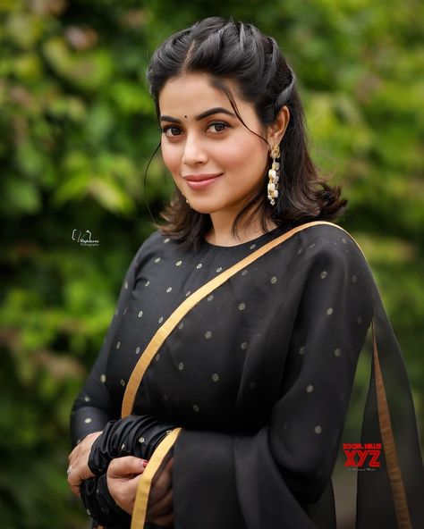 Short Ethnic Hairstyles, Simple Hairstyle For Saree, Shamna Kasim, Hair Style On Saree, Saree Hairstyles, Engagement Hairstyles, Traditional Hairstyle, Hairdo Wedding, Ethnic Hairstyles