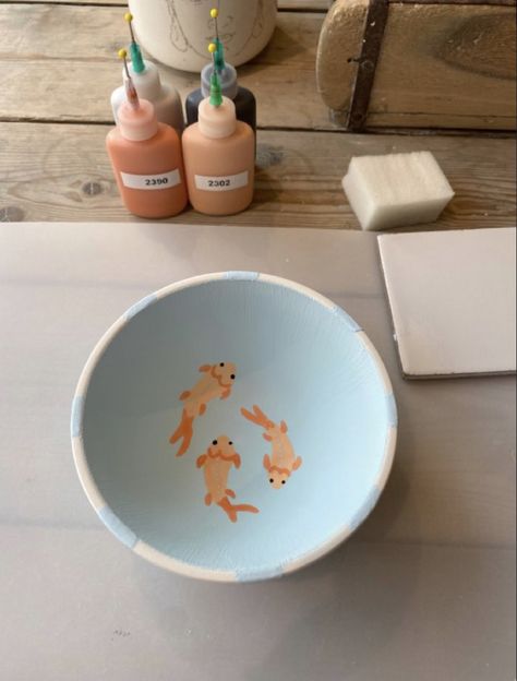 Unique Pottery Painting Ideas, Pokemon Pottery Painting, Pottery Painting Cup Ideas, Bowl Painting Ideas Aesthetic, Pottery Painting Bowls, Ceramics Ideas Painting, Pottery Bowl Painting, Bowl Pottery Painting Ideas, Painting Ceramics Ideas