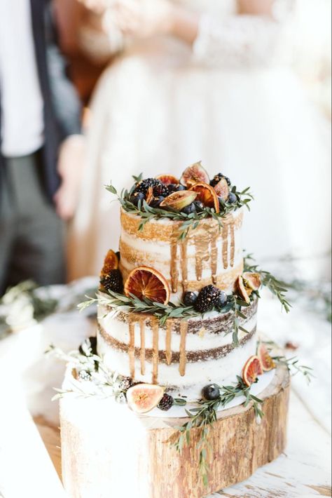 Wedding Cake Fresh Fruit, Wedding Cake Berries, Berry Wedding Cake, Fairytale Wedding Decorations, Woodlands Wedding, Wedding Cheesecake, Cake Inspo, Fall Fruits