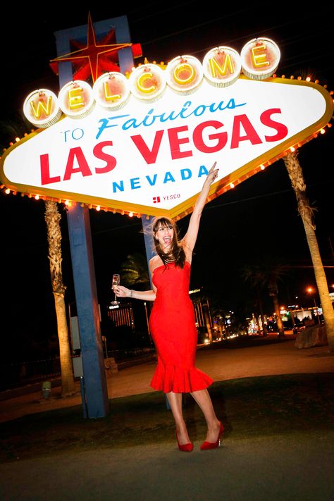 Vegas Night Photoshoot, Vegas Birthday Photoshoot, Vegas Sign Pictures, Welcome To Vegas Sign, Vegas Prom, Vegas Pics, Birthday Photo Shoots, Vegas Photoshoot, Las Vegas Birthday