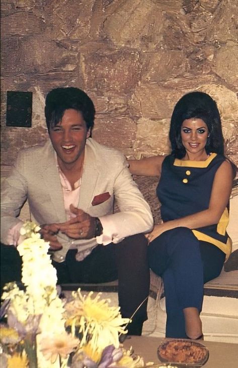 Priscilla And Elvis Halloween Costume, Elvis Presley Photoshoot, Elvis Presley And Priscilla Costume, Elvis And Priscilla Costume, Priscilla Presley Makeup Eye, Priscilla Outfits, Priscilla Presley Outfits, Priscilla Presley Hair, Old Fashioned Wedding