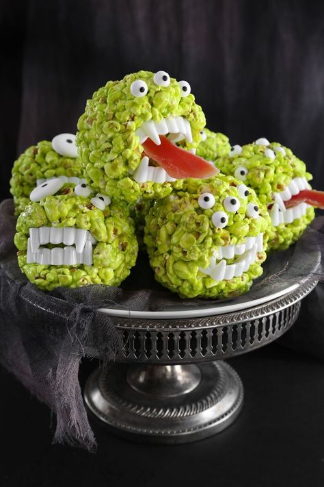 Monster Popcorn Balls | Sprinkle Bakes Monster Popcorn, Halloween Popcorn Balls, Kids Treat Bags, Popcorn Balls Recipe, Monster Treats, Halloween Popcorn, Spooky Halloween Treats, Popcorn Balls, Spooky Food