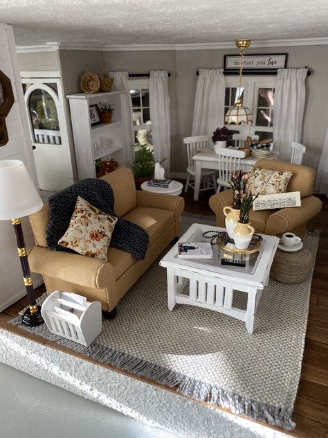 Barbie Living Room Diy, Living Room Dollhouse, Miniature Living Room Ideas, Dollhouse Farmhouse Style, Dollhouse Rooms Ideas, Dollhouse Dining Room Ideas, Dollhouse Living Room Ideas, Modern Farmhouse Dollhouse, Magnolia Dollhouse