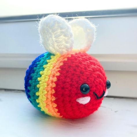 Pride Bee Crochet, Rainbow Bee Crochet, Diy Lgbtq Crafts, Free Pride Crochet Patterns, Lgbtq Crochet Ideas, Pride Crochet Projects, Pride Amigurumi, Pride Crochet Ideas, Crochet Pride Patterns