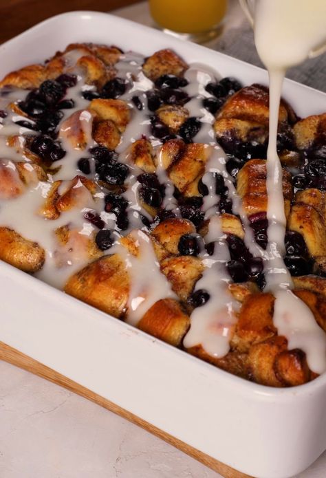 Blueberry Cinnamon Roll Breakfast Bake, Blueberry Cinnamon Roll Bake, Xmas Morning Breakfast Ideas, Blueberry Cinnamon Roll Casserole, Blueberry Breakfast Recipes, Blueberry Sweets, Cinnamon Roll Breakfast Bake, Cinnamon Roll Breakfast Casserole, Breakfast Entrees