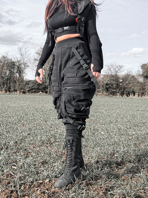 Techware Fashion Women, Techwear Fashion Women, Tech Fashion Women, Cyberpunk Outfit Women, Techwear Outfits Women, Techware Fashion, Plus Size Grunge Outfits, Women Techwear, Techwear Women