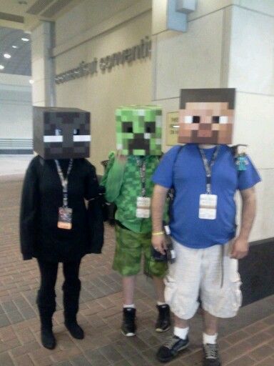 An Enderman, Creeper, and Steve. -ConnectiCon2015 Creeper Minecraft Costume, Creeper X Enderman, Enderman Cosplay, Slender Man Costume, Creeper And Enderman, Enderman Oc, Creeper Costume, Creepers Outfit, Minecraft Costumes