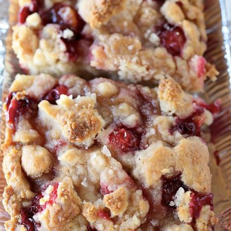 Deliciously Festive: Unwrap the Magic of Christmas with Our Irresistible Cranberry Loaf Recipe Cranberry Pecan Bread Recipe, Cranberry Loaf, Fresh Cranberry Recipes, Cranberry Bread Recipes, Christmas Cranberry, Cranberry Dessert, Quick Cookies Recipes, Cranberry Cream Cheese, Cranberry Bread