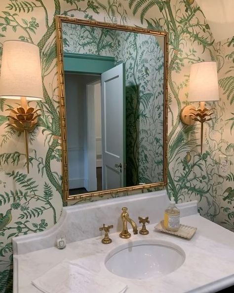 Traditional Powder Bath, Bathroom Accesorios, Modern Tropical Bathroom, Marble Backsplash Bathroom, Colorful Powder Room, Powder Room Mirror, Condo Bathroom, Powder Room Wallpaper, Anna French