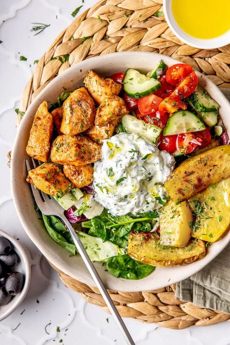 LOADED GREEK CHICKEN TZATZIKI BOWL Greek Tzatziki Bowl, Lean Healthy Dinners, Tzatziki Meal Ideas, Clean Low Calorie Recipes, Healthy Greek Chicken Bowls, Greek Chicken Bowls With Tzatziki, Food Ideas Low Calorie, Chicken Tzatziki Bowl, Greek Chicken Tzatziki