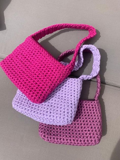 Crochet bags Crochet Bag Beginner Easy, Crotchet Pieces, Mode Adidas, My Style Bags, Free Crochet Bag, Mode Crochet, Crochet Clothing And Accessories, Handbag Pattern, Diy Crochet Projects