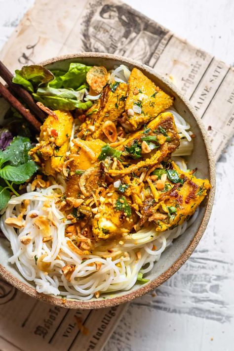 Turmeric Fish, Vietnamese Fish, White Fish Recipes, Fish Dinner Recipes, Vol Au Vent, Fried Shallots, Vietnamese Cuisine, Fish Dinner, Dinner Inspiration