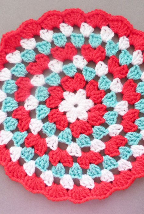 Granny Round Crochet Pattern, Granny Circle Crochet Pattern, Coasters Ideas, Crochet Granny Stitch, Loom Knitting Tutorial, Coiled Fabric Basket, Flower Coasters, Crochet Motif Patterns, Amazing Crochet