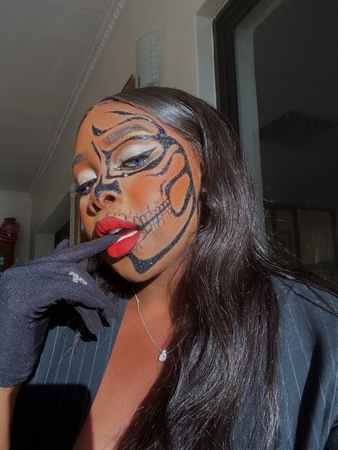 Skull Makeup Black Women, Skeleton Rhinestone Makeup, Skeleton Glam Makeup, Skeleton Makeup Step By Step, Skeleton Makeup Black Woman, Halloween Makeup Looks Black Women, Glitter Skeleton Makeup, Halloween Makeup Black Women, Half Face Skull Makeup