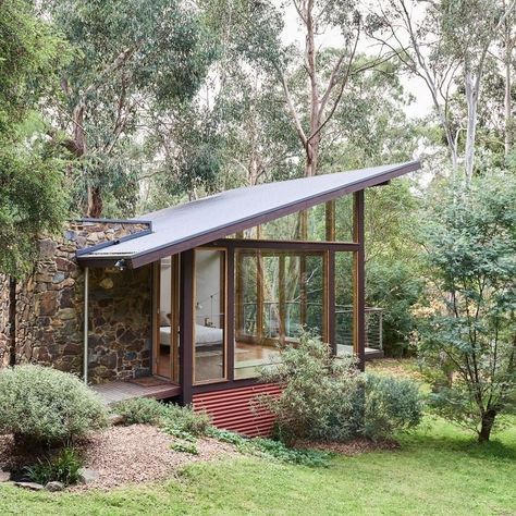 This 1940s mid-century home located in the middle of Warrandyte State Park near Melbourne, Australia, has had an extremely interesting history. In the 1970s one of the outhouses was renovated by the renowned designer Alistair Knox and the rest was renovated in the 1990s, when the building fell into a good pair of hands, restoring it to an excellent condition. 👉🏻LINK IN BIO FOR MORE 👉🏻..If you are selling your mid-century house and need help from people who reall Architectural Homes, A Small House, Architecture Exterior, Mid Century Modern House, The Design Files, Cabins In The Woods, Mid Century House, Glass House, Stone Wall