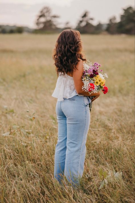 Western Photoshoot Ideas Flowers, Bean Field Photoshoot, Country Flower Photoshoot, Cute Creek Pictures, Senior Picture Ideas Backdrop, Smelling Flowers Aesthetic, Senior Pictures With Grandparents, March Senior Pictures, Cute Outside Pictures