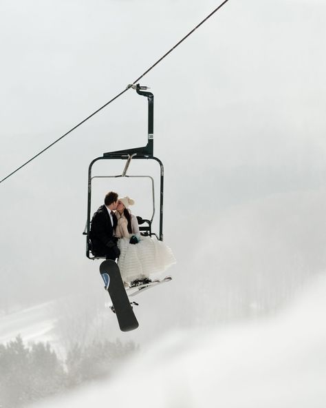 This Christmas-Themed Vermont Wedding Was 20 Years in the Making Mountain Lodge Wedding Decor, Ski Wedding Photos, Winter Wedding Mountains, Ski Honeymoon, Skiing Honeymoon, Ski Engagement, Skiing Wedding, Hotel Brunch, Ski Lodge Wedding