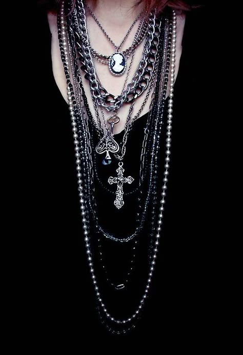 Layers Estilo Rock, Victorian Goth, Southern Gothic, Goth Jewelry, Gothic Accessories, Gothic Jewelry, Yohji Yamamoto, Dark Fashion, Goth Fashion