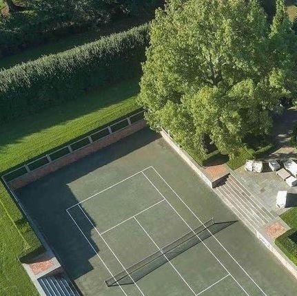 Eric J Smith on Instagram: "In the Hamptons, I worked with landscape designer Deborah Nevins to add a tennis court, sunken five feet and concealed with surrounding hedges. The original nearby Gatehouse—now a “Tennis House”—serves as a staging space for outdoor entertaining and refreshment around the court.  Architecture: @ericjsmitharchitect Landscape: @deborah_nevins Photography: Peter Margonelli  #ericjsmith #architect #architectdesign #architecture #landscapedesign #tenniscourt #outdoorliving #gardenarchitecture #hamptonshomes" Houses With Tennis Courts, Sunken Tennis Court, Tennis Court In Backyard, Home Tennis Court Ideas, Outdoor Tennis Court, Tennis Courts Design, Modern Tennis Court, Private Tennis Court Luxury, Hidden Tennis Court