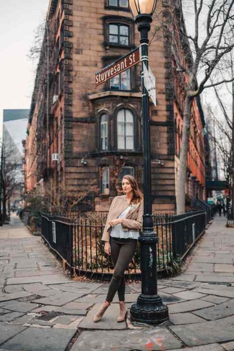 NYC Instagram Spots: East Village. The 10 Best Instagram Spots in NYC: The only guide you need for the 10 best NYC Instagram Spots with locations and tips. Show off to your friends with the most instagrammable NYC Spots from your trip to New York City. Travel Outfit Spring, Photographie New York, Nyc Pics, New York City Pictures, New York City Vacation, Nyc Instagram, New York Photography, New York Pictures, Village Photography