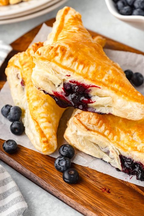 Looking for a delicious snack? These blueberry puff pastry turnovers are perfect! Flaky, buttery pastry filled with sweet blueberry goodness. Puff Pastry Blueberry, Turnover Dough, Blueberry Puff Pastry, Turnovers With Puff Pastry, Pastry Turnovers, Blueberry Turnovers, Blueberry Galette, Recipe Puff Pastry, Puff Pastry Recipe