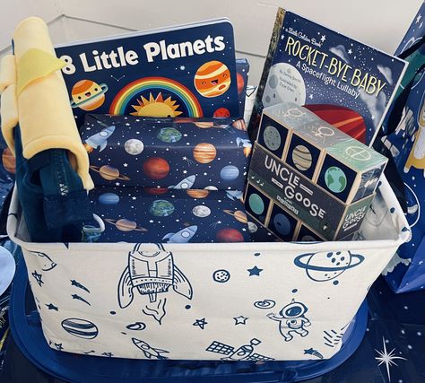 Space Basket 🌎🚀 Reading Night, Space Gift, Space Theme, Gift Basket, Gift Baskets, Gift Ideas, Personalized Items, Reading, Gifts