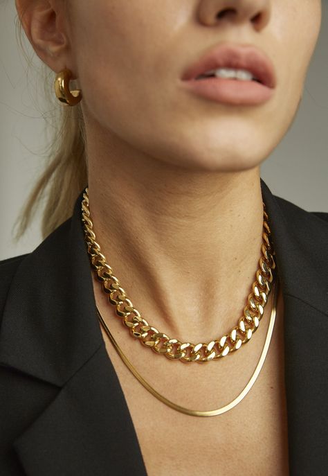 Bold Accessories Outfit, Chunky Necklace Outfit, Chain Necklace Outfit, Basics Outfit, Styled Jewelry, Chunky Accessories, Statement Jewelry Necklace, Chunky Gold Necklaces, Thick Gold Chain