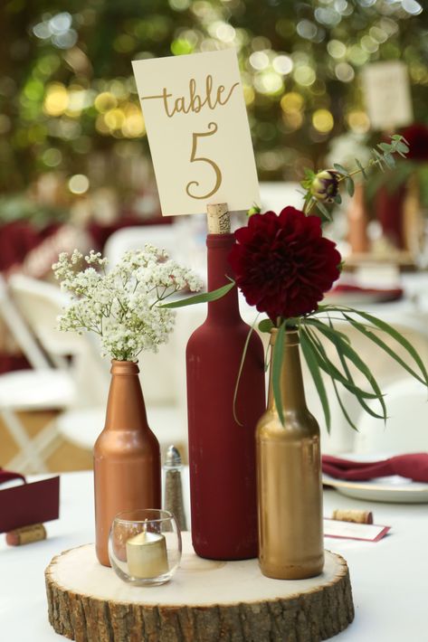 Wine Bottle Centerpieces: Color Coordinated Red and Gold Spray Painted Bottles Burgundy Wedding Centerpieces, Shopkins Cake, Wine Bottle Centerpieces, Wedding Wine Bottles, Bottle Centerpieces, Tafel Decor, Ball Mask, Wedding Bottles, Wine Country Wedding