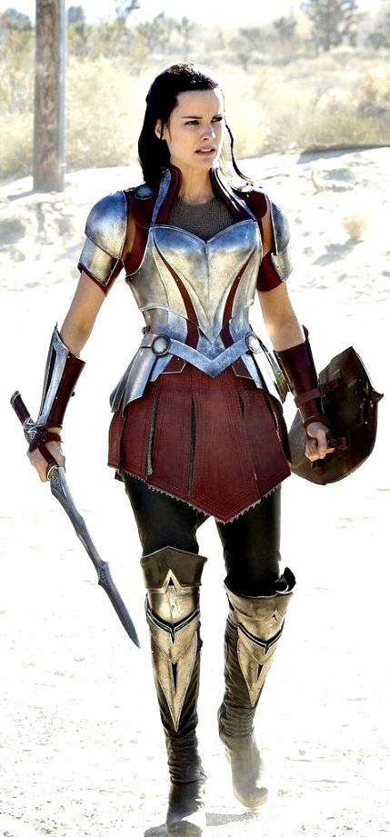 Woman In Armor, Costume Chevalier, Lady Sif, Costume Armour, Jaimie Alexander, Female Armor, Armadura Medieval, Medieval Armor, Warrior Girl