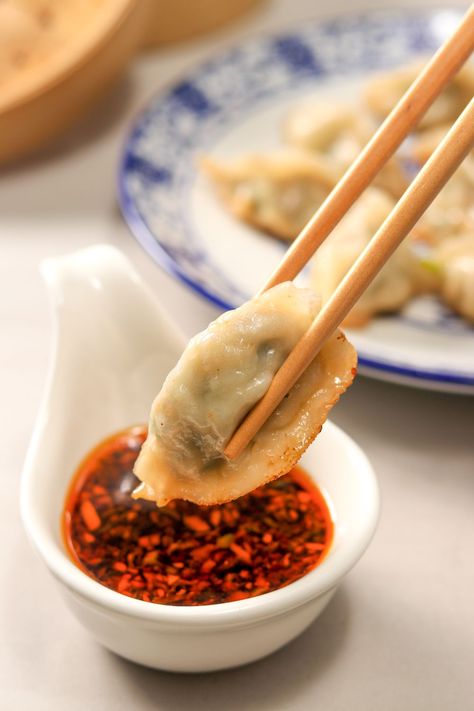 Five unique recipes for Chinese potsticker dipping sauce. Potstickers, dumplings, and jiaozi all go well with these recipes At Home Chinese Food, Home Chinese Food, Potsticker Dipping Sauce, Chinese Fondue, Dipping Sauce Recipes, Dumpling Dipping Sauce, Chinese Appetizers, Healthy Chinese Recipes, Fruit Dips