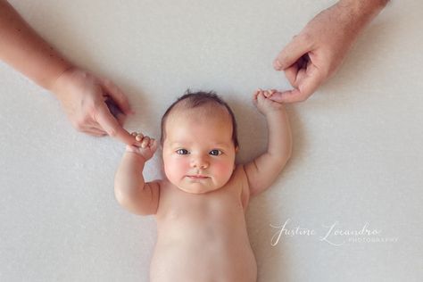 6 Week Baby, Newborn Photo Pose, Newborn Baby Props, Baby Photography Poses, Newborn Family Photography, Newborn Family Photos, Baby Boy Photography, Newborn Baby Photos, Newborn Poses