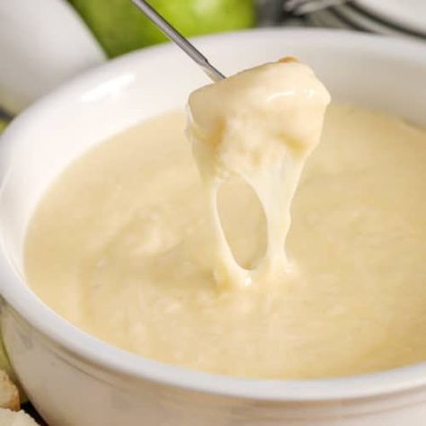 Cheese Fondue - Spend With Pennies Easy Cheese Fondue Recipe, Cheese Fondue Recipe Easy, Best Cheese Fondue, Easy Cheese Dip, Easy Cheese Fondue, Cheese Fondue Recipe, Fondue Dippers, White Wine Recipes, Fondue Recipes Cheese